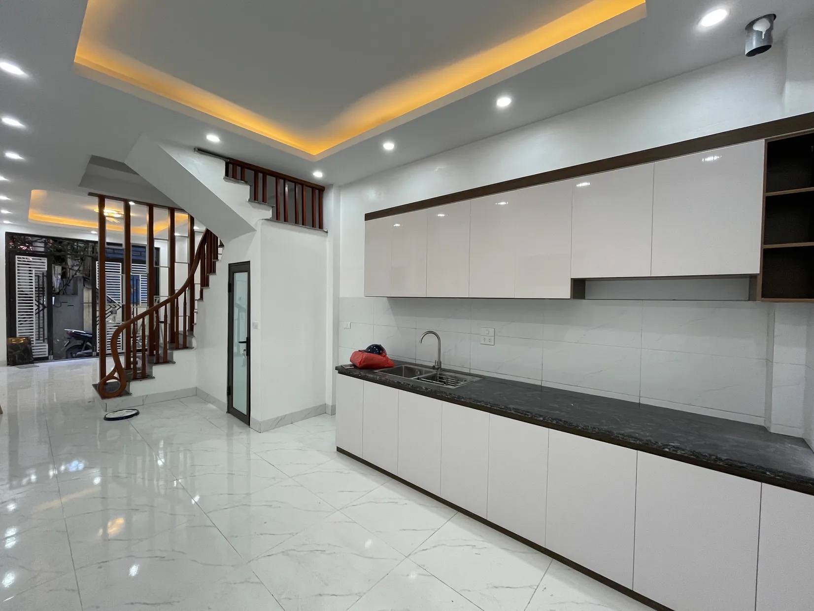 Nhà mặt ngõ cách Đường Đa Sĩ 100m, diện tích 38.7m² x 4 tầng, mặt tiền 15.03m